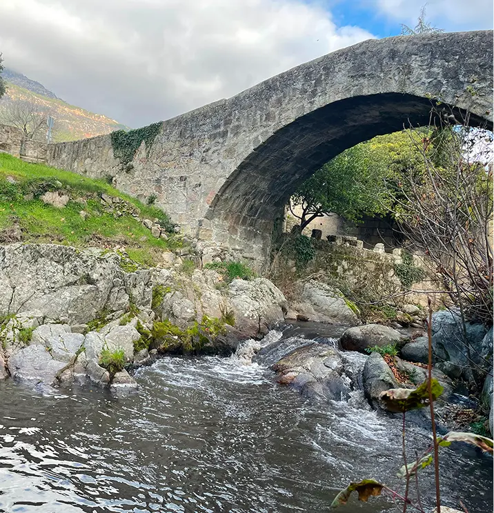 Garganta la Eliza a su paso por el puente romano de Lanzahíta